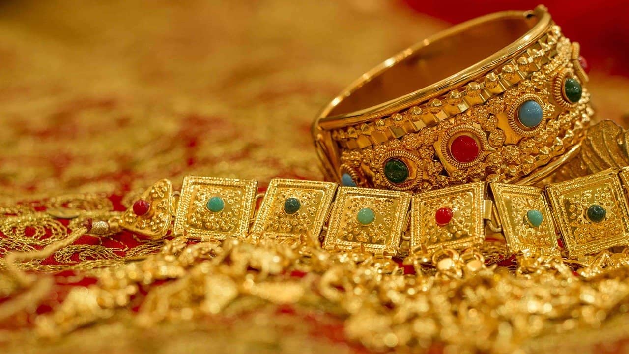 Is it bad to leave gold jewelry in the sun? | SUN PROTECTION FOR GOLD JEWELRY |